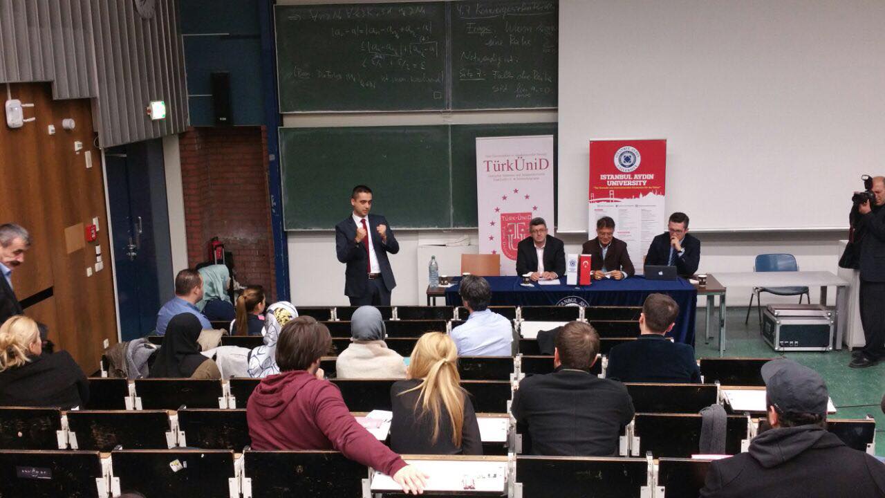 IAÜ, egitim panelinde ögrencilerle bir arada